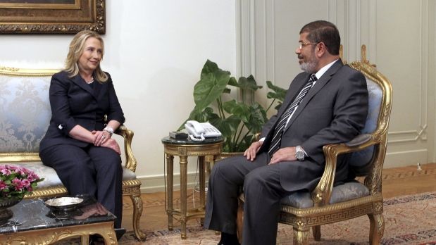 HILLARY Y MURSI: ¡TODO UN ESPALDARAZO!