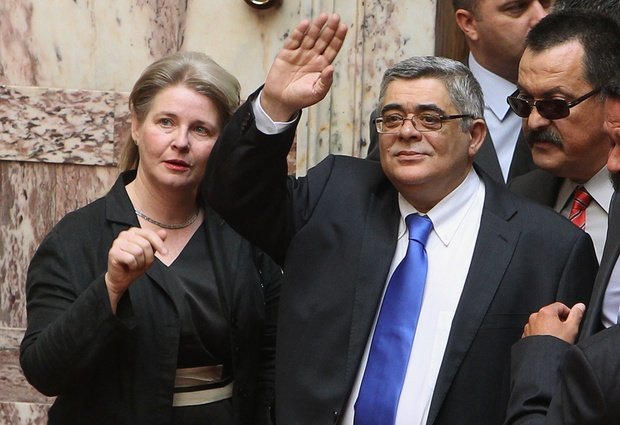 ESTUPEFACTOS CON LA DIPUTADA GRIEGA