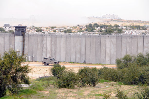 PALESTINO ABATIDO POR ESTAR EN EL MURO