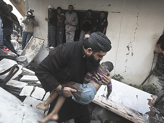 LA PEQUEÑA FRANJA DE GAZA BOMBARDEADA POR TIERRA, MAR Y AIRE
