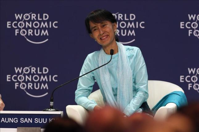 SUU KYI PIDE AYUDA PARA SU PAÍS