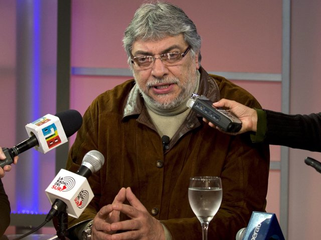 SIN PLUMAS Y CACAREANDO