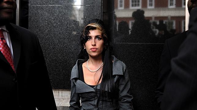 AMY WINEHOUSE SE AHOGÓ EN ALCOHOL
