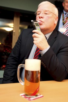 POR UNA CERVEZA&hellip; &iexcl;PORCA MISERIA!