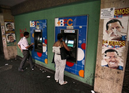 CH&Aacute;VEZ &ldquo;GOBIERNA&rdquo; Y HASTA DEVAL&Uacute;A LA MONEDA DESDE CUBA