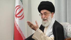 EL AYATOLÁ DE IRÁN APOYA LAS ACTIVIDADES DE ROHANI
