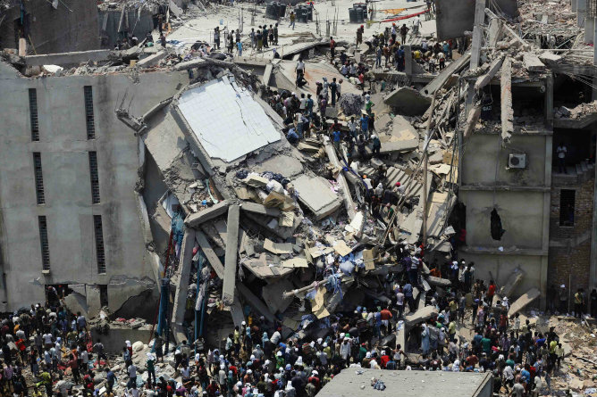 EL EDIFICIO SE DERRUMBÓ POR LAS VIBRACIONES