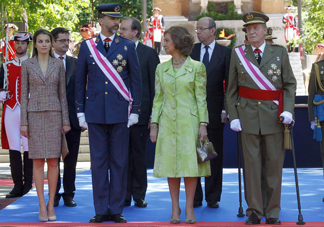 REAPARECE EL REY EL DIA DE LAS FUERZAS ARMADAS