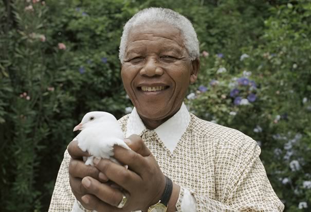 NELSON MANDELA CONTINÚA HOSPITALIZADO
