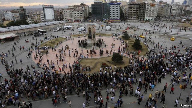 NUEVA MANIFESTACIÓN Y VIOLENCIA EN TAKSIM (ESTAMBUL)