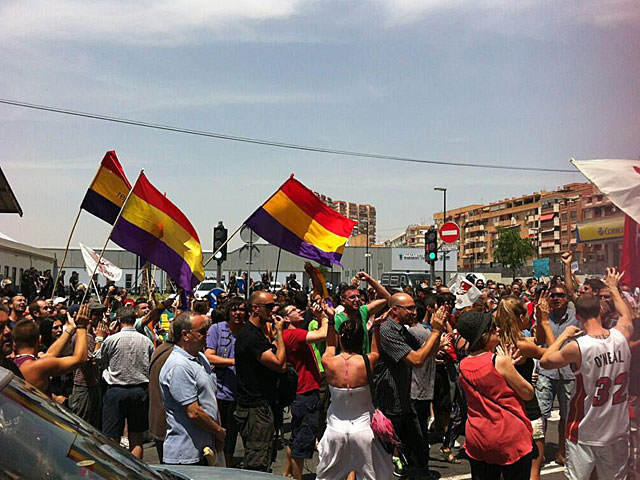 PITOS Y SILBATOS PARA EL PRÍNCIPE Y RAJOY POR EL AVE