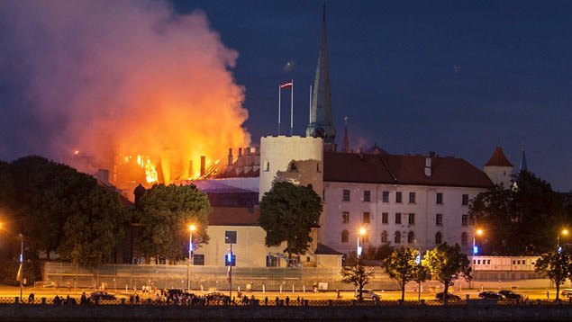 INCENDIO EN EL CASTILLO DE RIGA (LETONIA)