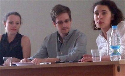 SNOWDEN SIGUE EN TRÁNSITO EN RUSIA