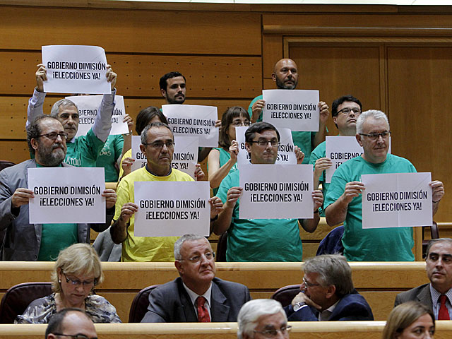 PROTESTAS COLORISTAS EN EL CONGRESO CONTRA EL PP