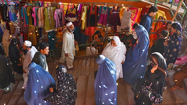 PAKISTÁN: LAS MUJERES TIENEN PROHIBIDO COMPRAR SIN HOMBRES