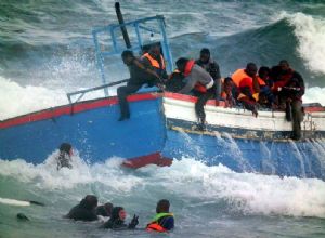 NAUFRAGIO DE UNA BARCAZA DE INMIGRANTES