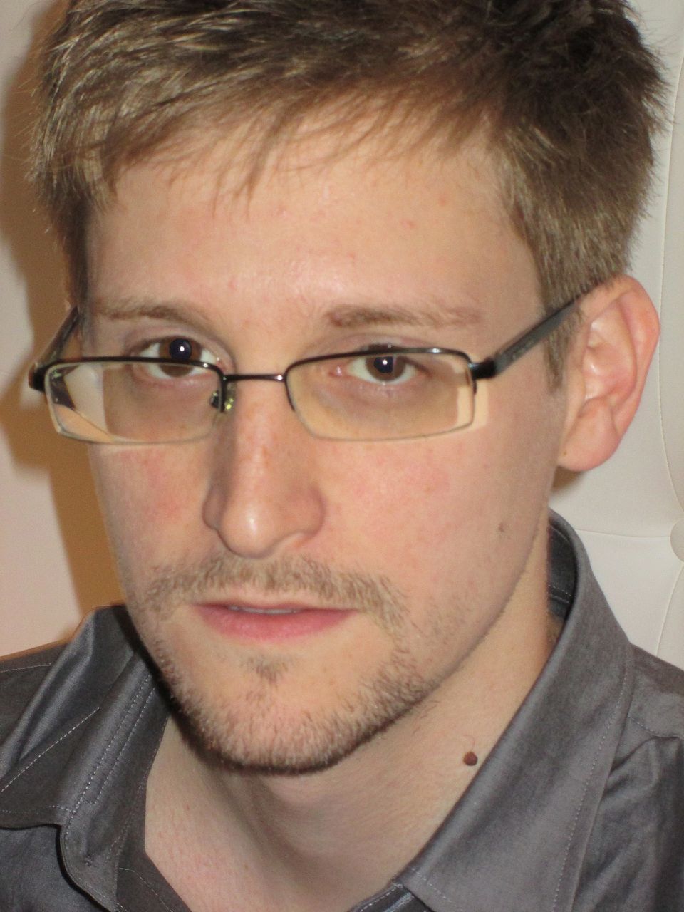 SNOWDEN POR FIN DUERME EN CAMA NO AEROPORTUARIA