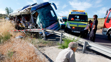 UN AUTOCAR SE VA POR LA MEDIANA Y SE VA Y SE CAE