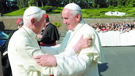 ENCÍCLICA "LUMEN FIDEI" Y OTRA NOTICIA RELACIONADA CON EL PAPA