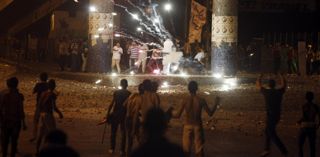LA HERMANDAD DE LOS HERMANOS MUSULMANES DESAFÍA AL EJÉRCITO E INCENDIA EGIPTO.