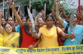 NUEVA VIOLACIÓN MÚLTIPLE EN UN ENTIERRO EN LA INDIA