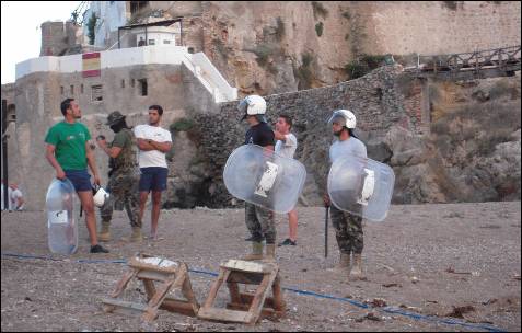 MELILLA: ANTIDISTURBIOS CONTRA INMIGRANTES
