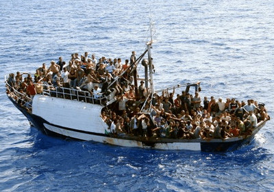 AFLUENCIA MASIVA DE INMIGRANTES A LAS COSTAS ESPAÑOLAS
