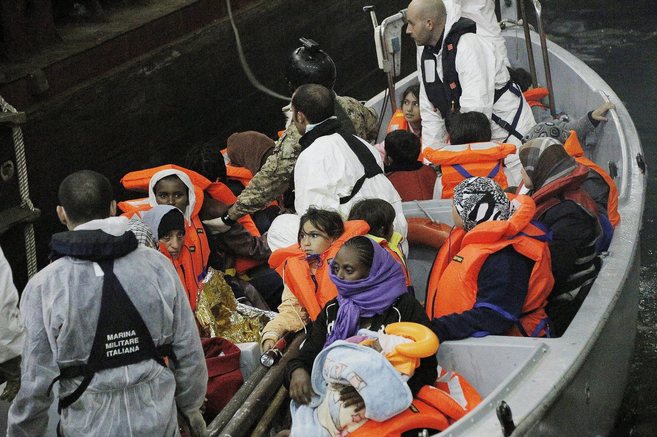 LAMPEDUSA: ENCIMA DE POBRES, APALEADOS