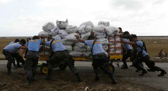 FILIPINAS EMPIEZA A RECIBIR AYUDAS
