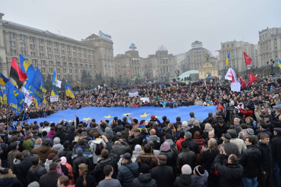 PROTESTAS EN KIEV MIRANDO A EUROPA