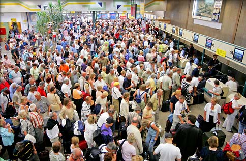 CAOS EN LOS AEROPUERTOS DEL REINO UNIDO