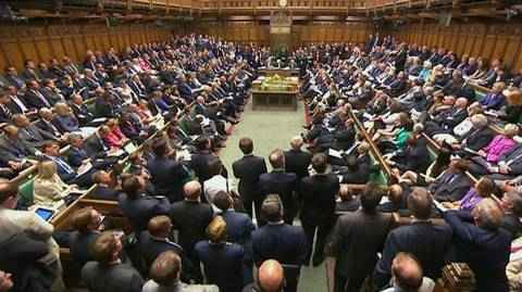 ESCÁNDALO CON EL SALARIO DE LOS PARLAMENTARIOS INGLESES