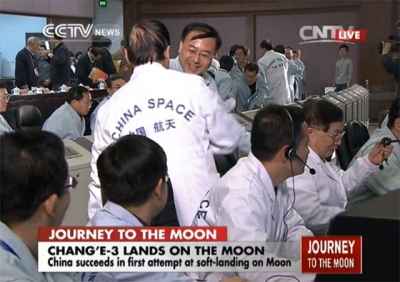 HAY UN ROBOT EN LA LUNA QUE HA VENIDO DE BEIJING…