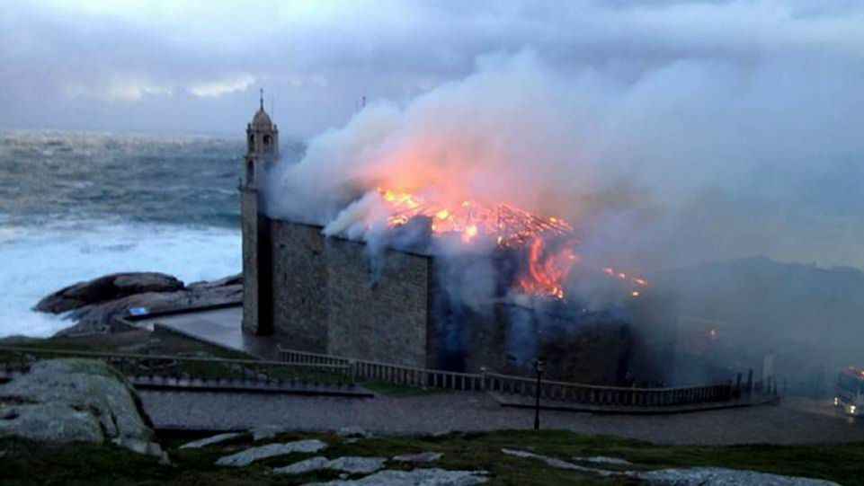 ARDE UN SÍMBOLO DE LA GALICIA MARINERA