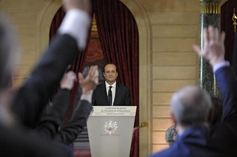 HOLLANDE: LOS TRAPOS SUCIOS SE LAVAN EN CASA