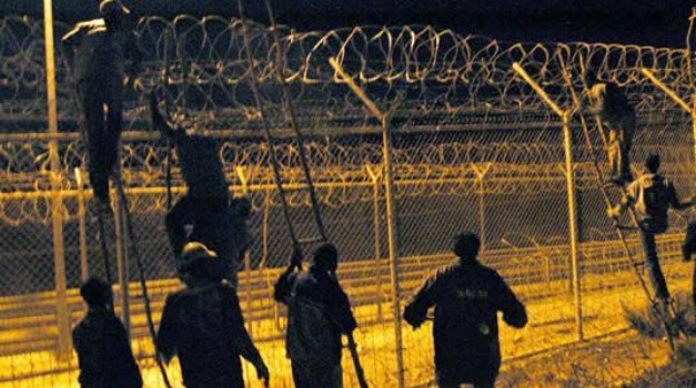 UNOS POCOS SALTARON LA VALLA EN MELILLA