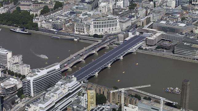 PUENTE SOLAR EN LONDRES