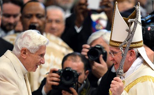 ENCUENTRO DE LOS DOS PAPAS CON RUMORES DE CARDENALES