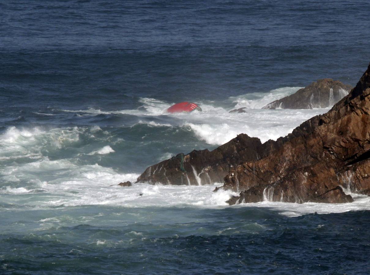 NAUFRAGIO DE UN PESQUERO GALLEGO EN LA COSTA ASTURIANA