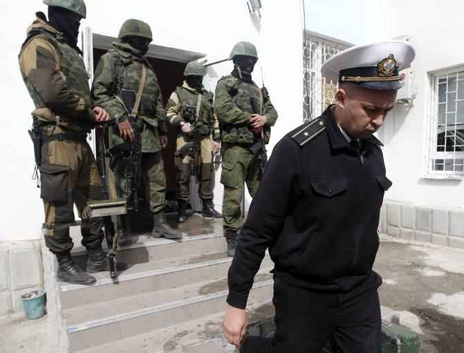 RUSIA COMIENZA A EJERCER SU PODER EN CRIMEA