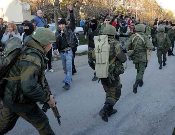 LAS TROPAS UCRANIANAS SALEN DE CRIMEA
