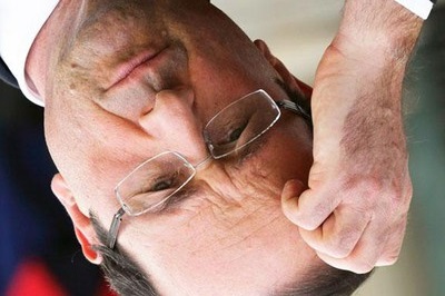 HOLLANDE PARA ABAJO Y LA DERECHA PARA ARRIBA