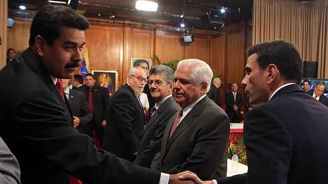 MADURO CONTENTO, LA OPOSICIÓN NO TANTO