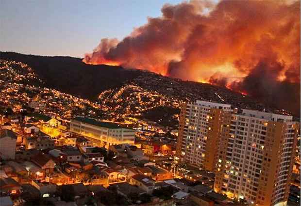 ARDE LA CIUDAD CHILENA DE VALPARAÍSO