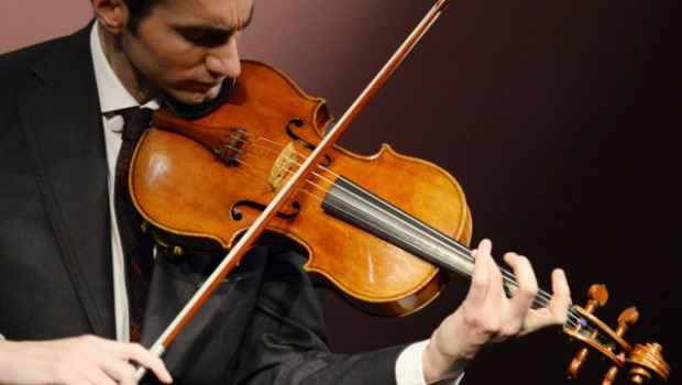 STRADIVARIUS: CRÍA FAMA Y ÉCHATE A DORMIR