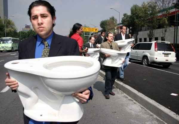 OBJETIVO DE LA OMS PARA 2030: QUE NADIE DEFEQUE AL AIRE LIBRE