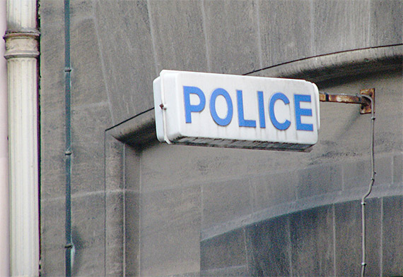 PARÍS: POLICÍAS VIOLAN EN GRUPO A UNA TURISTA