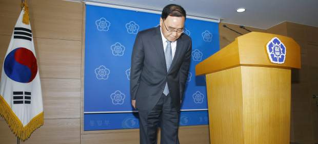 CAEN CABEZAS POR EL ACCIDENTE DEL FERRI EN COREA