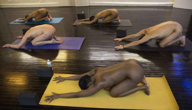 YOGA AL DESNUDO