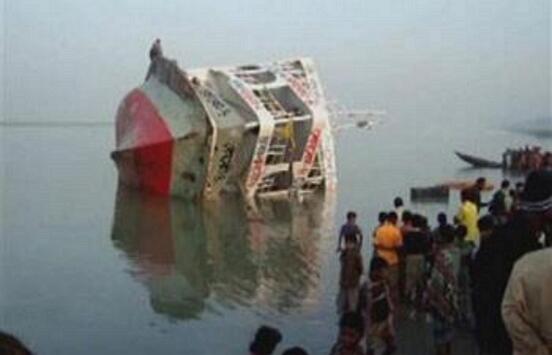 IMPRESIONENTE NAUFRAGIO EN BANGLADESH